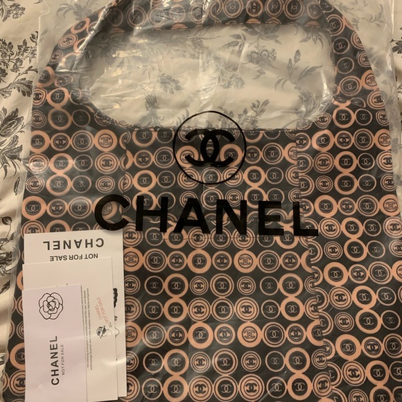 Chanel Black and Tan Patterned Shoulder Bag - Picture 10 of 10
